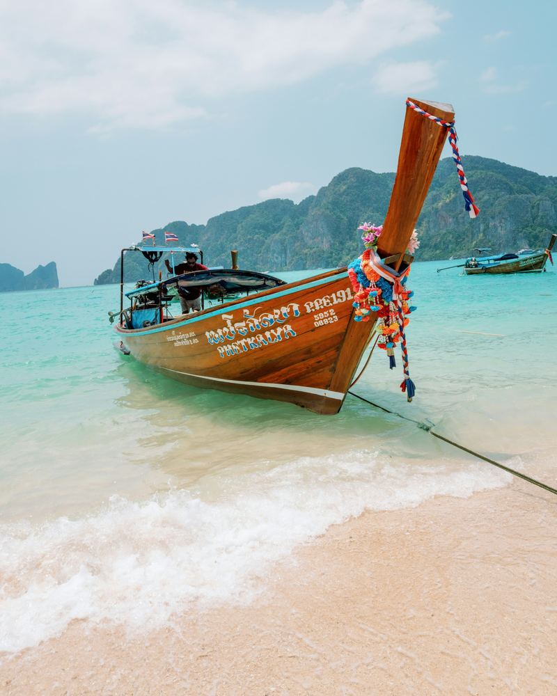 Longtail boat in Thailand, where travellers stay online with an eSIM